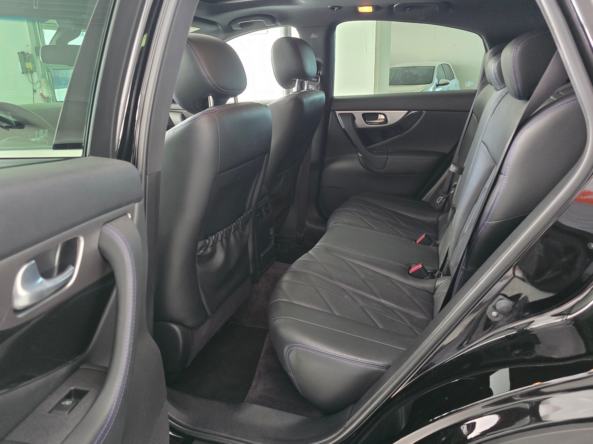 INFINITI QX70 3.7 S Premium AWD Automatic-image-11