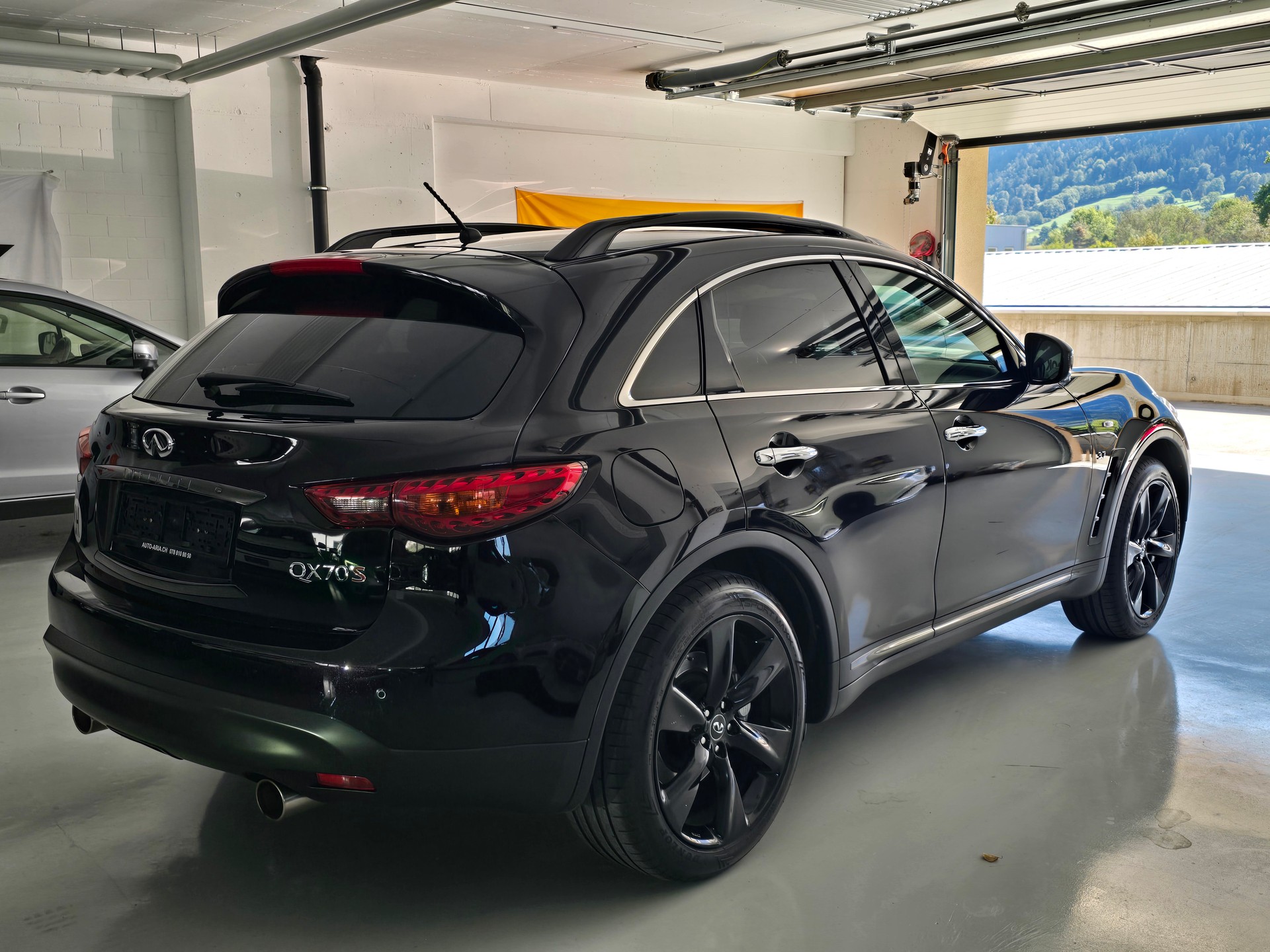 INFINITI QX70 3.7 S Premium AWD Automatic-image-6