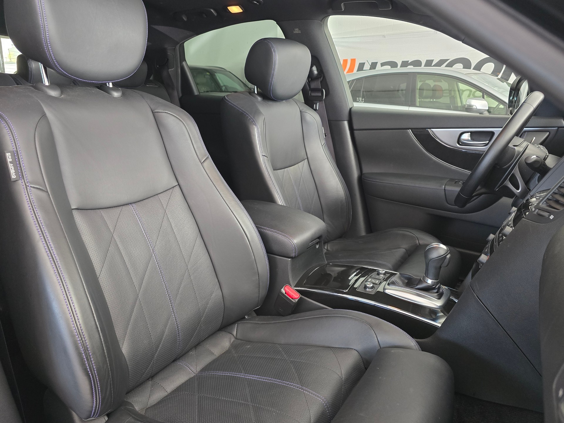 INFINITI QX70 3.7 S Premium AWD Automatic-image-10