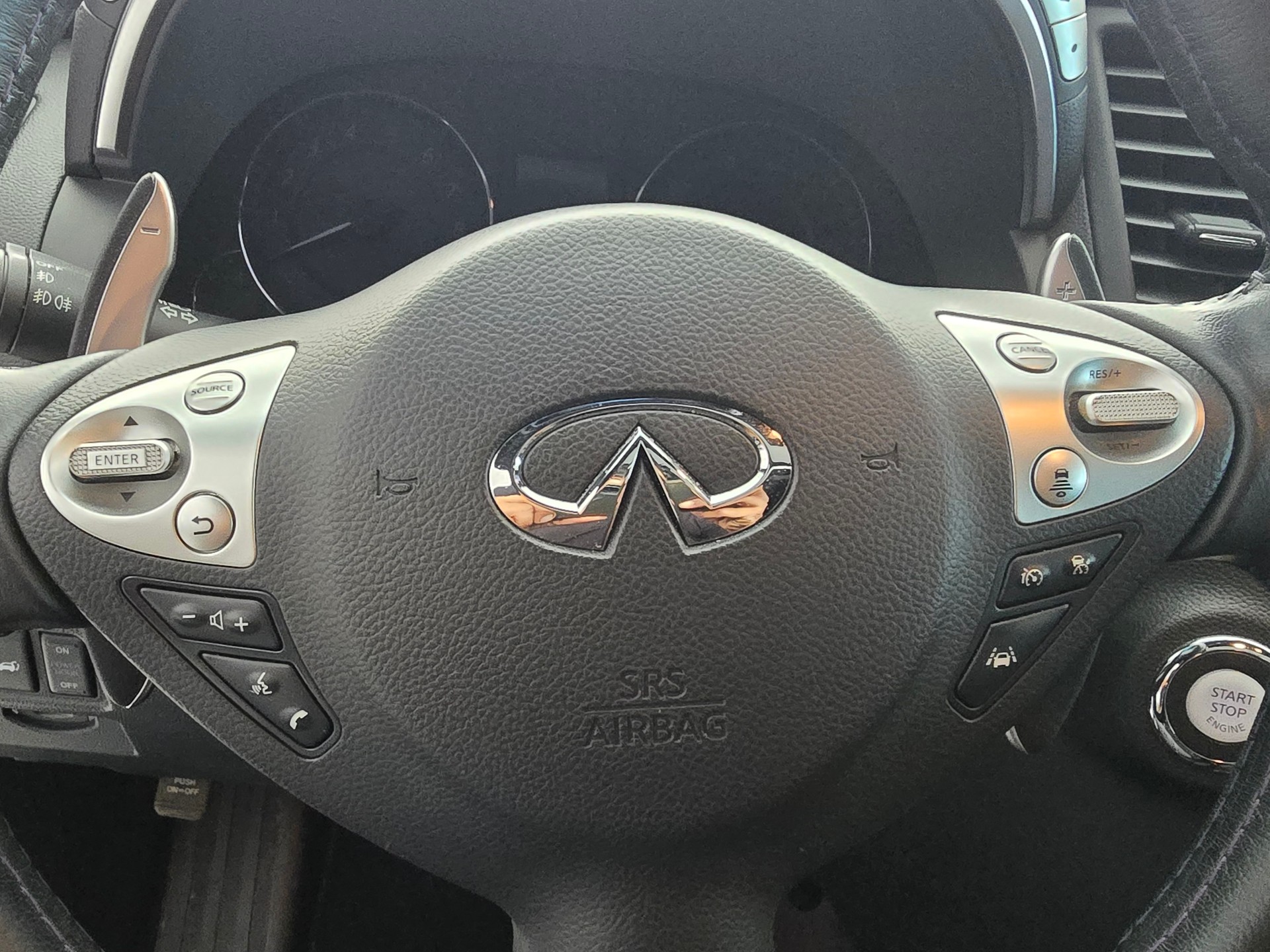 INFINITI QX70 3.7 S Premium AWD Automatic-image-14