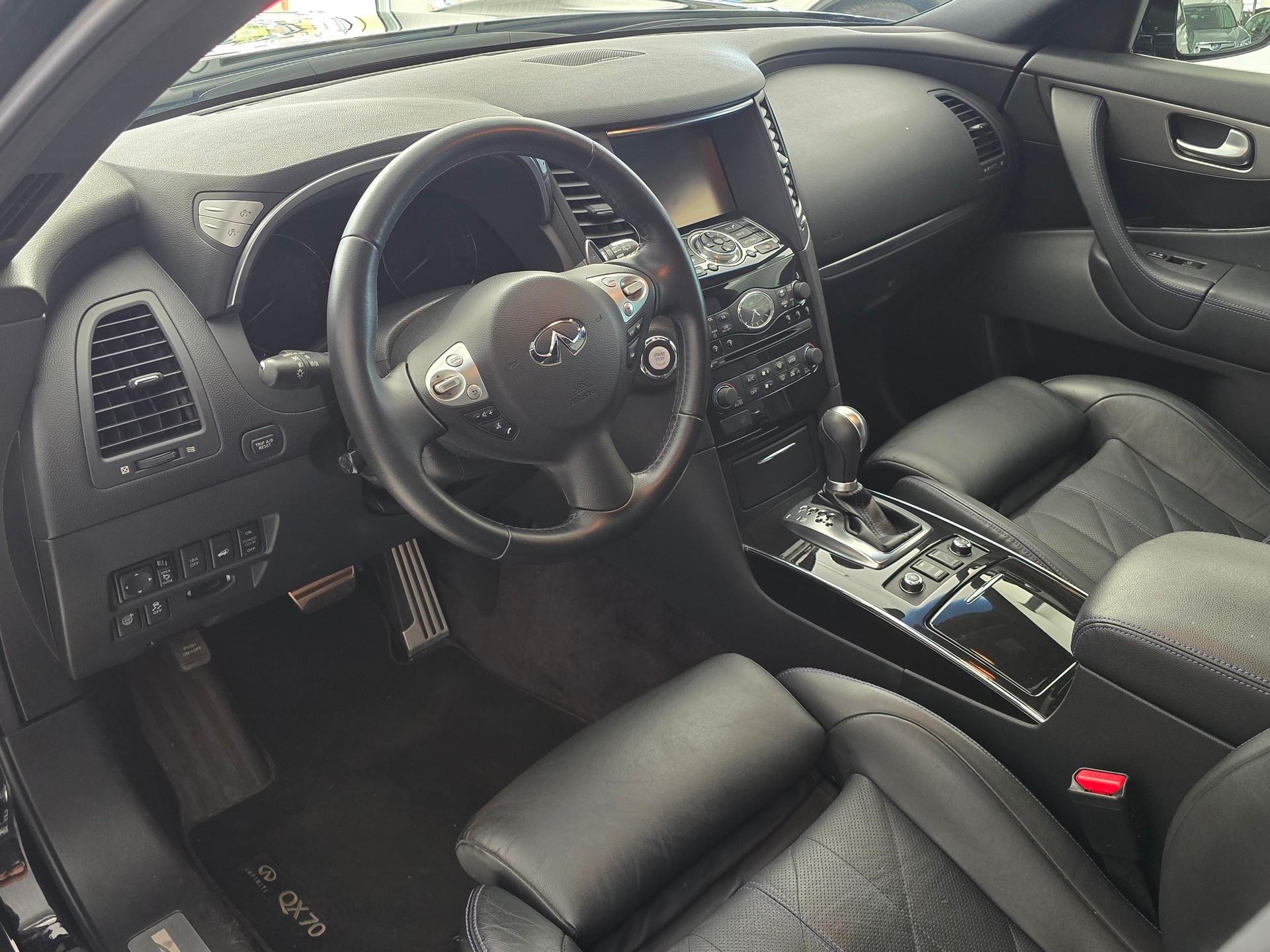 INFINITI QX70 3.7 S Premium AWD Automatic-image-9