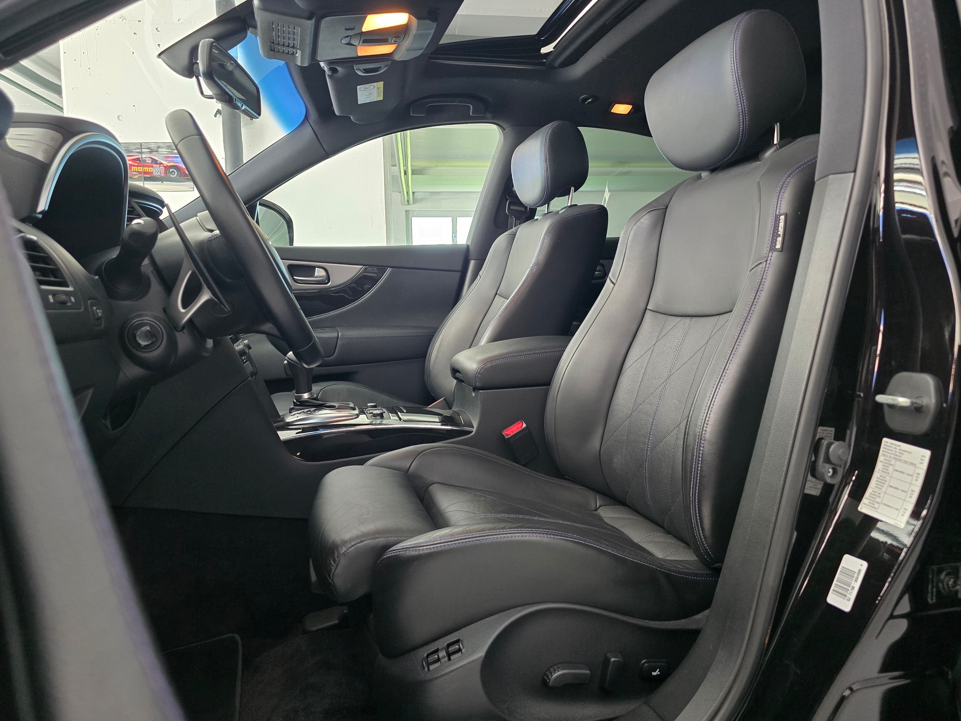 INFINITI QX70 3.7 S Premium AWD Automatic-image-8