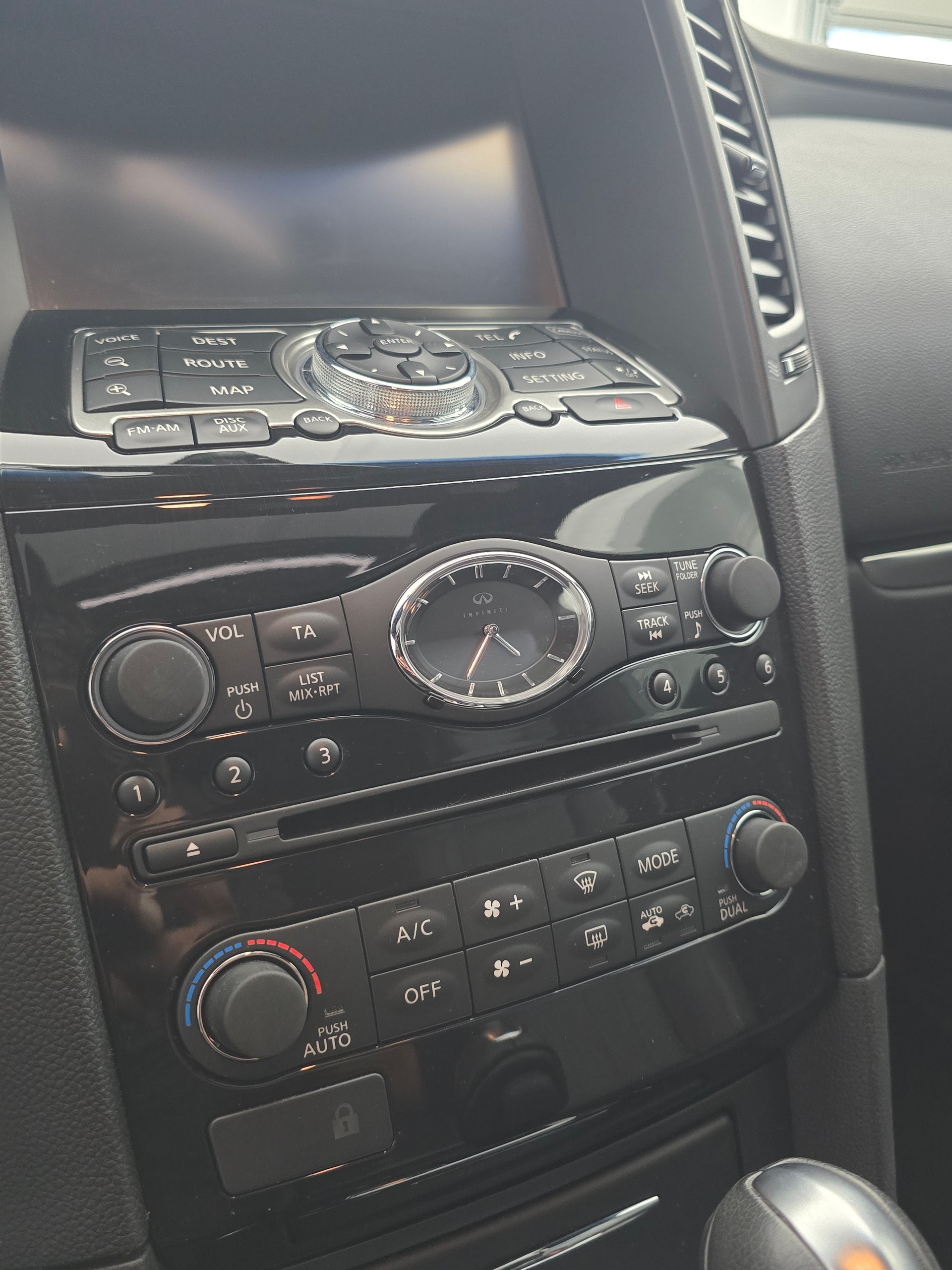 INFINITI QX70 3.7 S Premium AWD Automatic-image-15