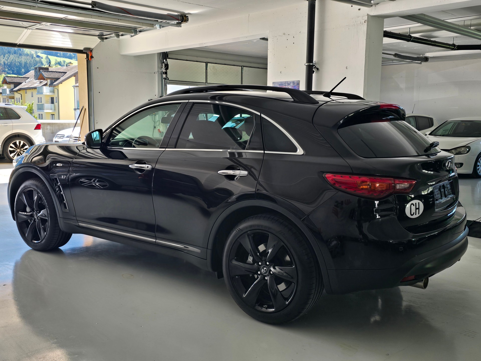 INFINITI QX70 3.7 S Premium AWD Automatic-image-4