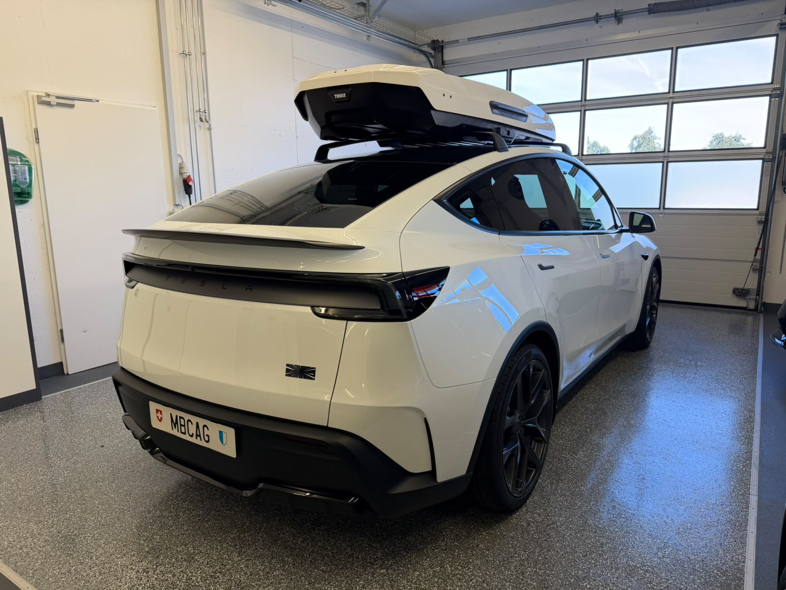 TESLA Model Y Performance AWD 626PS, Neuwagen, CH Typenschein, Dachbox-image-4
