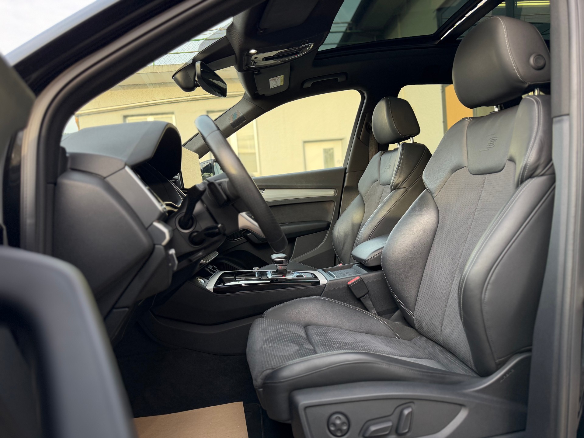 AUDI Q5 40 TDI Black Edition quattro S-tronic-image-10