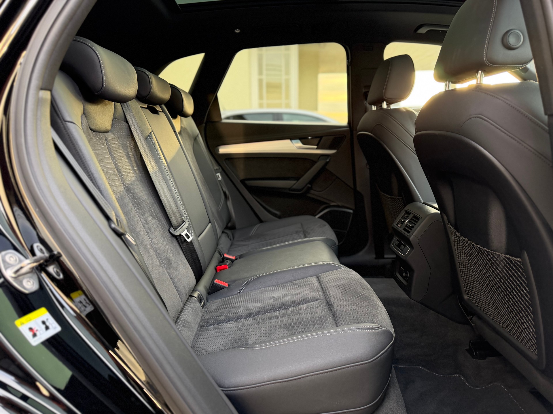 AUDI Q5 40 TDI Black Edition quattro S-tronic-image-13