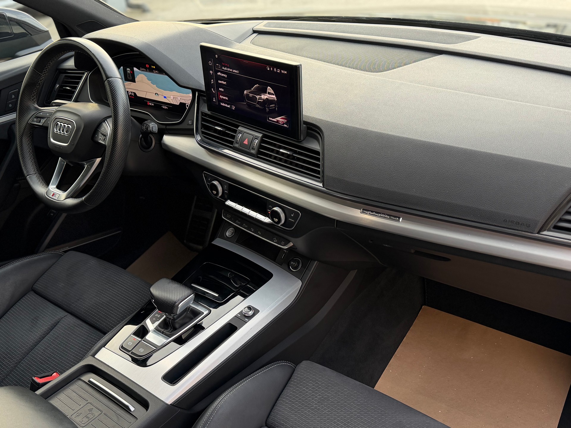 AUDI Q5 40 TDI Black Edition quattro S-tronic-image-15