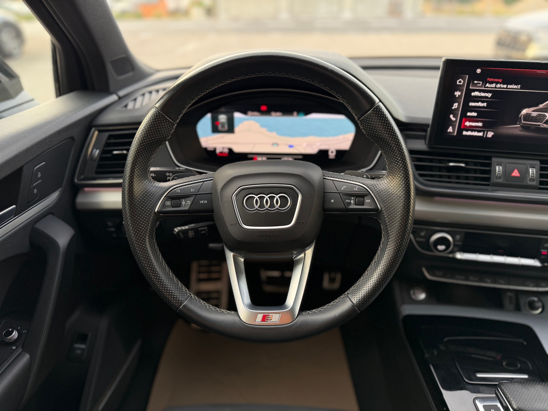 AUDI Q5 40 TDI Black Edition quattro S-tronic-image-16