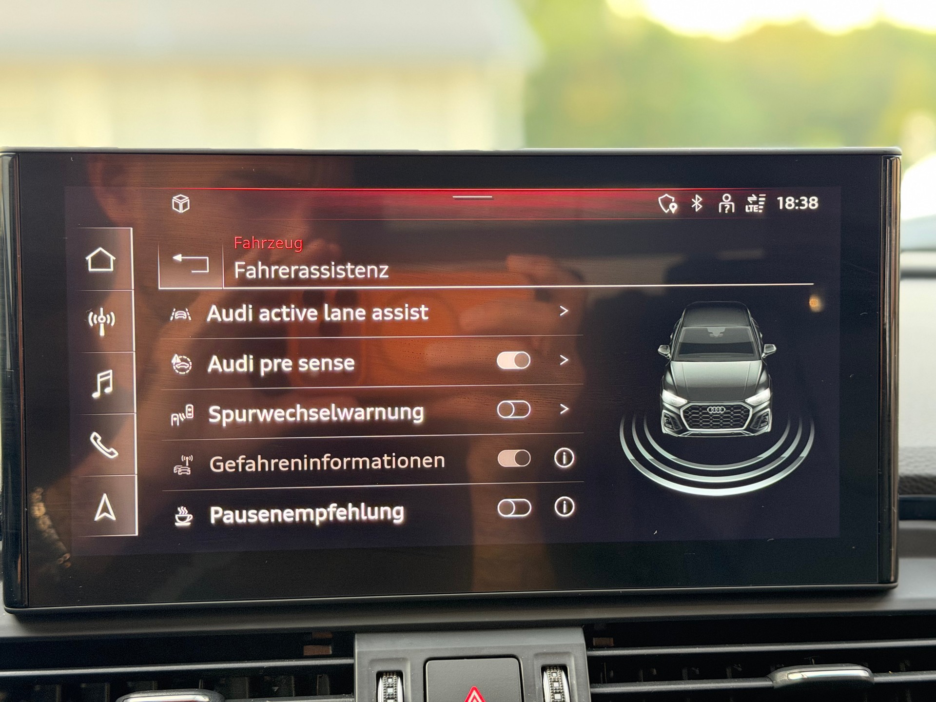 AUDI Q5 40 TDI Black Edition quattro S-tronic-image-24