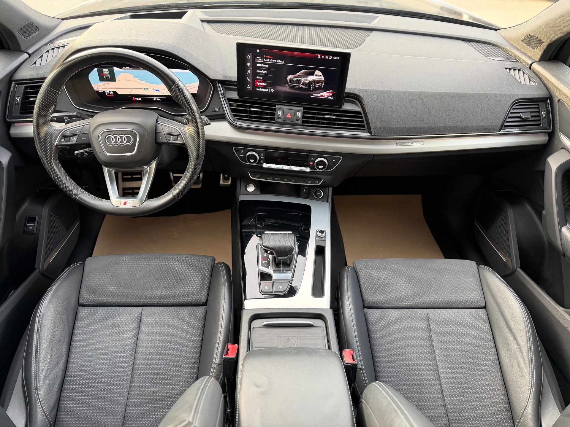 AUDI Q5 40 TDI Black Edition quattro S-tronic-image-12