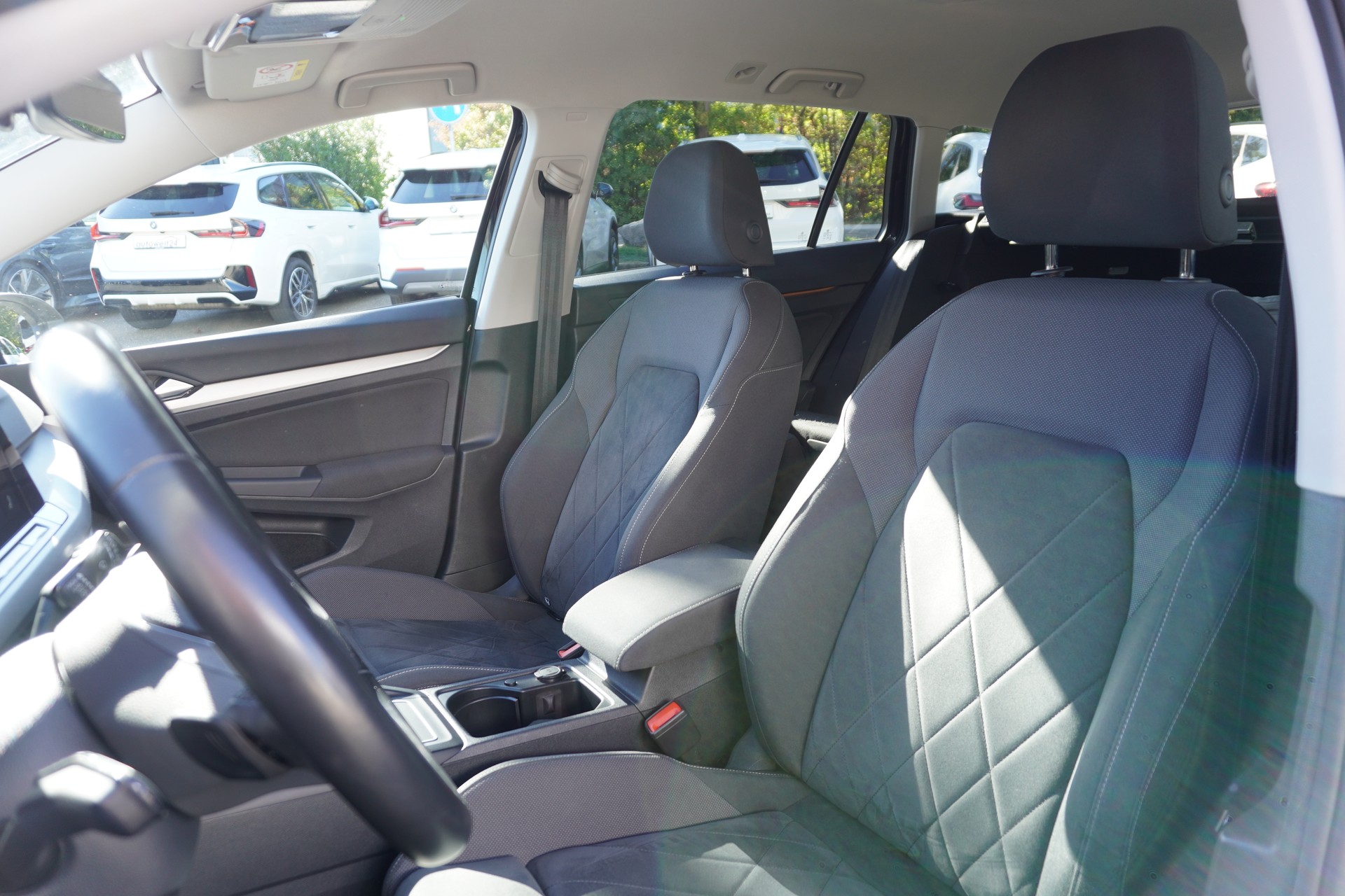 VW Golf Variant 2.0 TDI Life DSG 4Motion-image-12