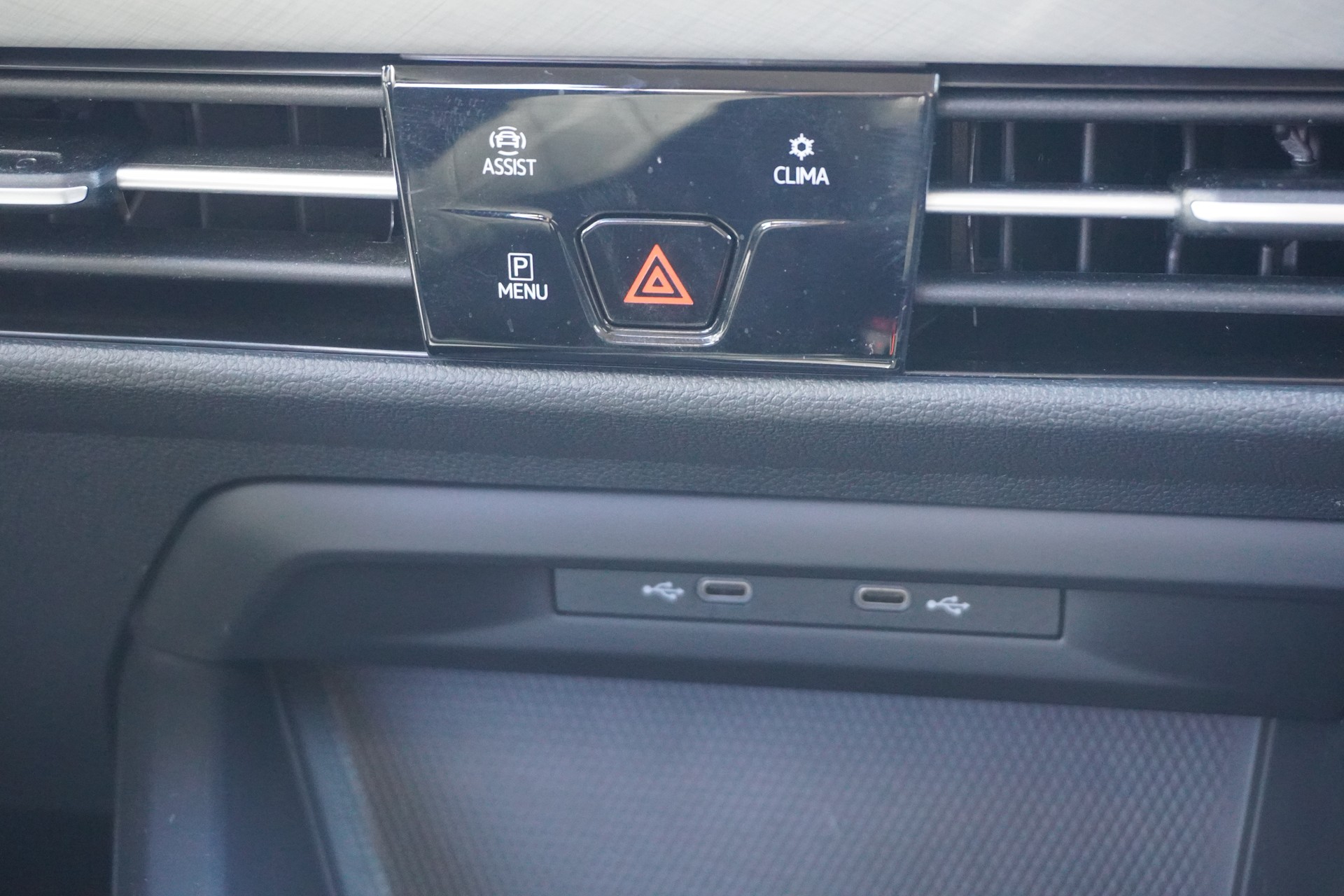 VW Golf Variant 2.0 TDI Life DSG 4Motion-image-16