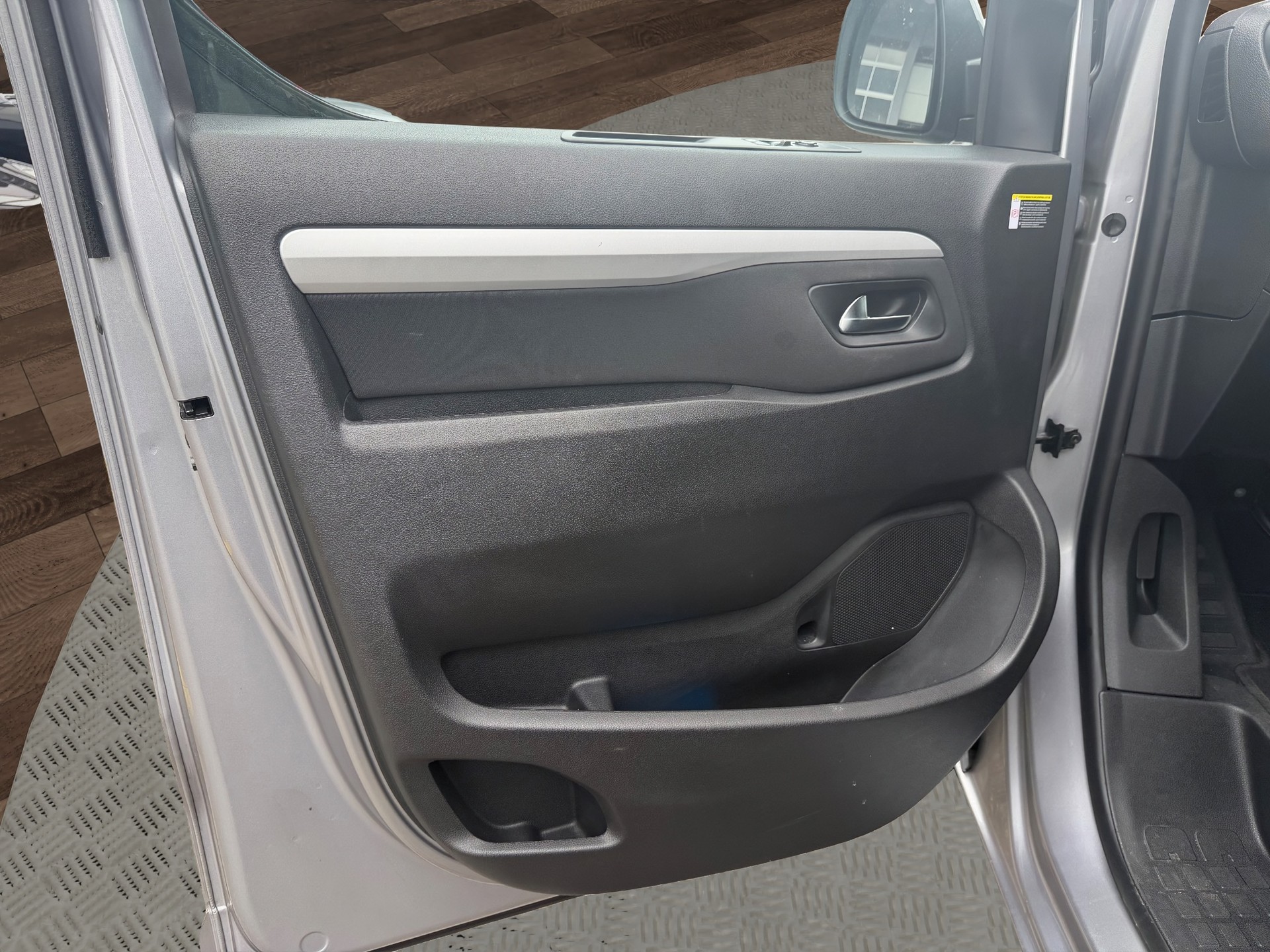 PEUGEOT Traveller 2.0 BlueHDi Business VIP Standard EAT8-image-10