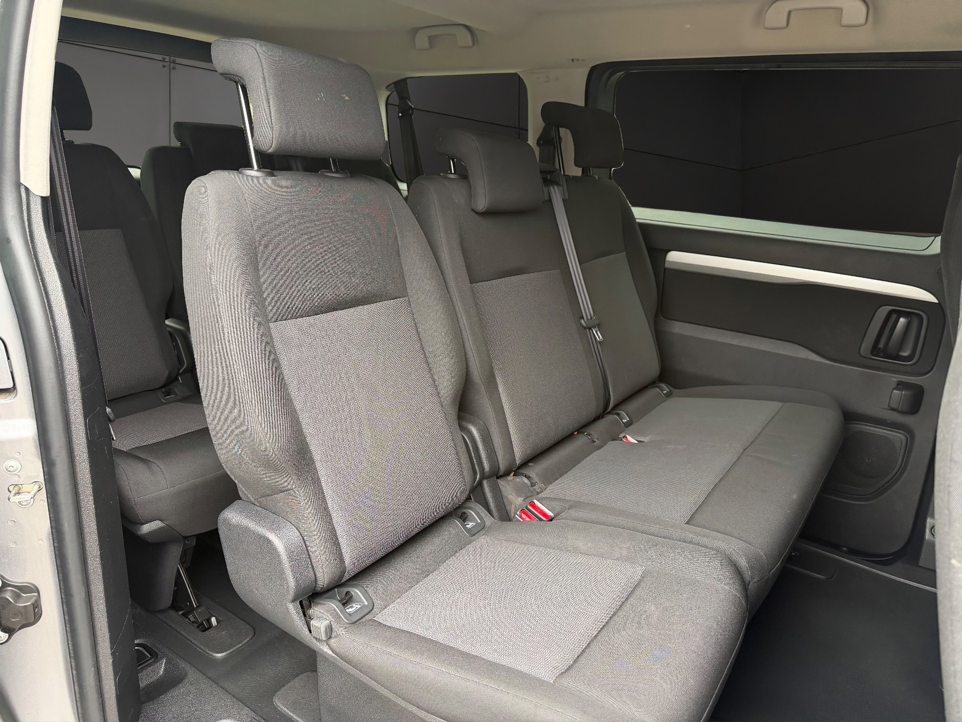 PEUGEOT Traveller 2.0 BlueHDi Business VIP Standard EAT8-image-14