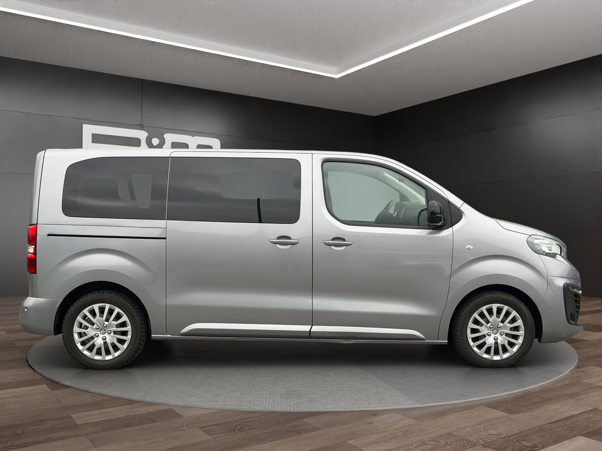PEUGEOT Traveller 2.0 BlueHDi Business VIP Standard EAT8-image-2