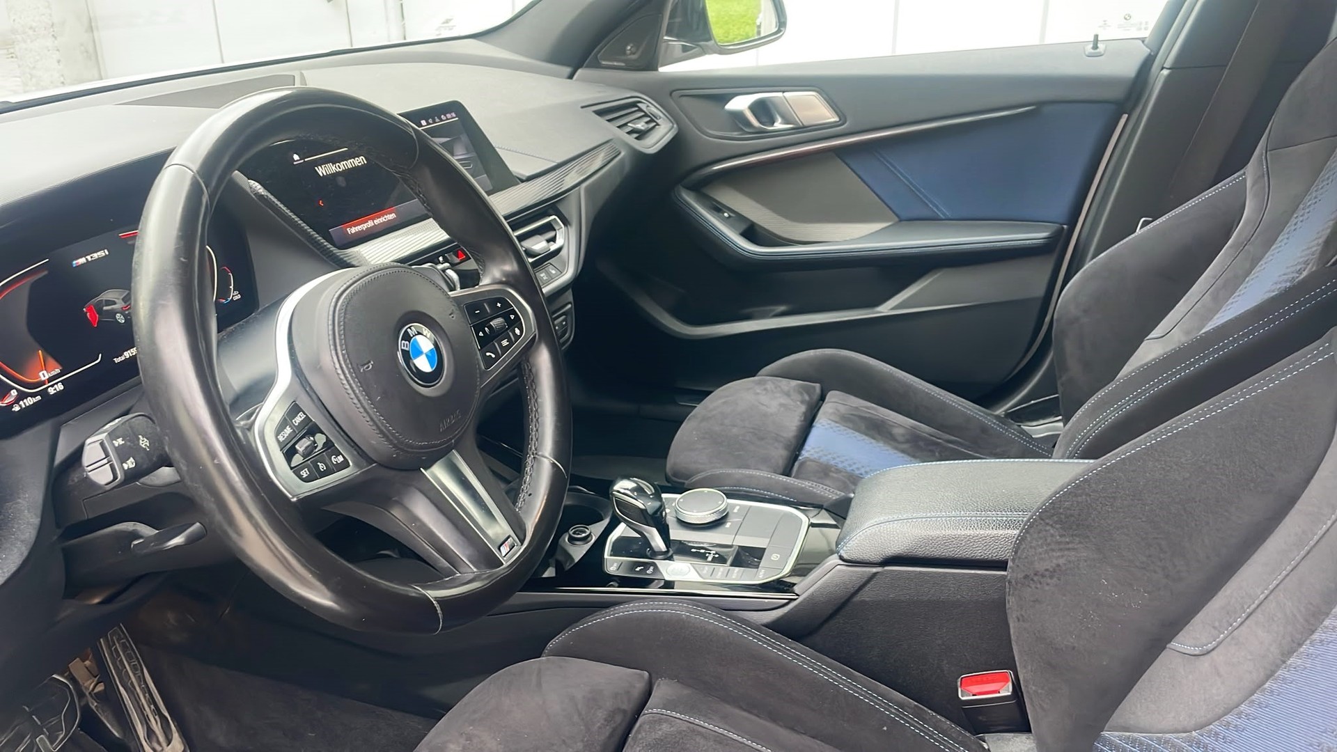 BMW M135i xDrive Steptronic-image-10