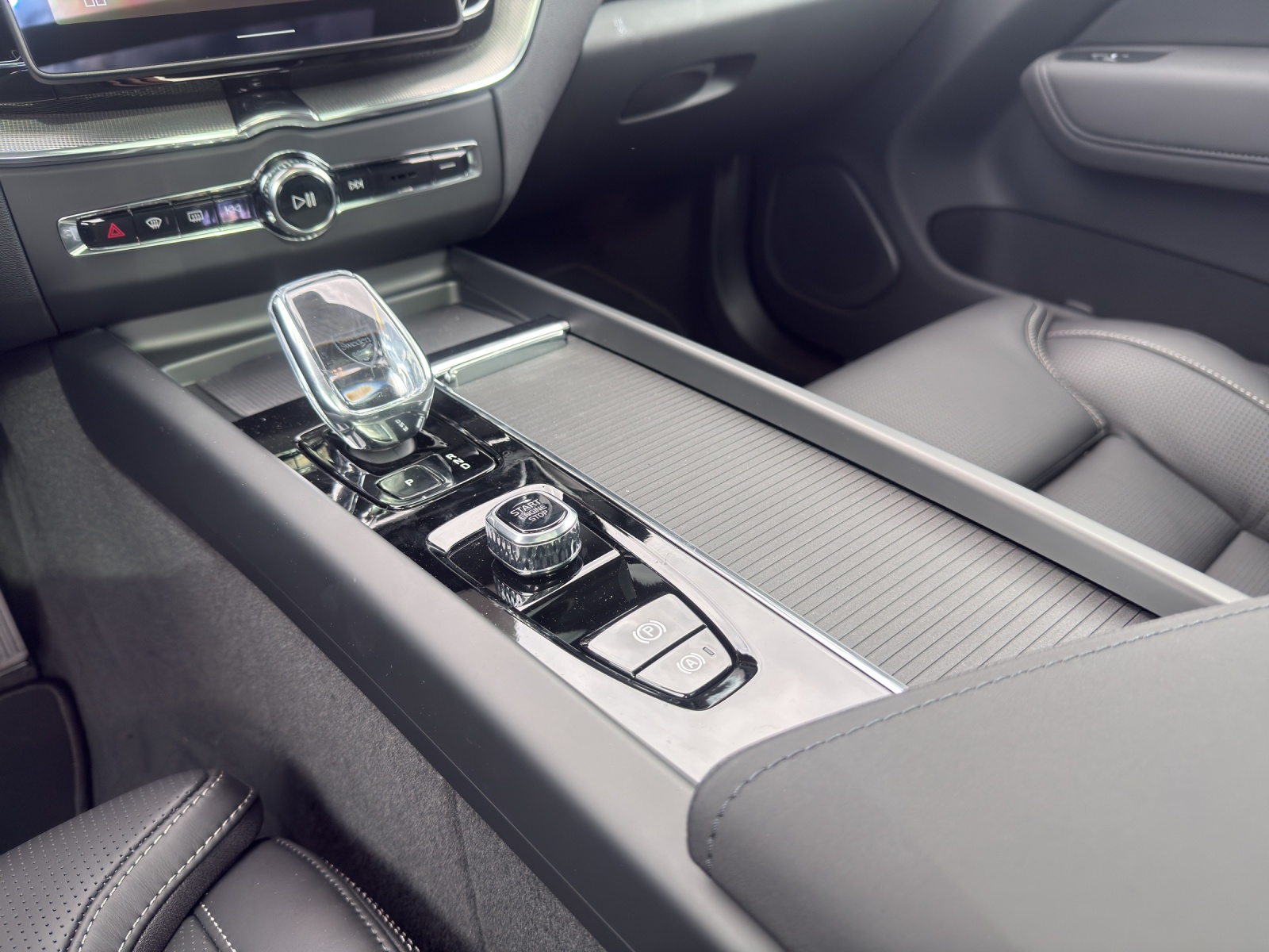 VOLVO XC60 2.0 B5 MH Ultra Dark AWD BLACK EDITION-image-14