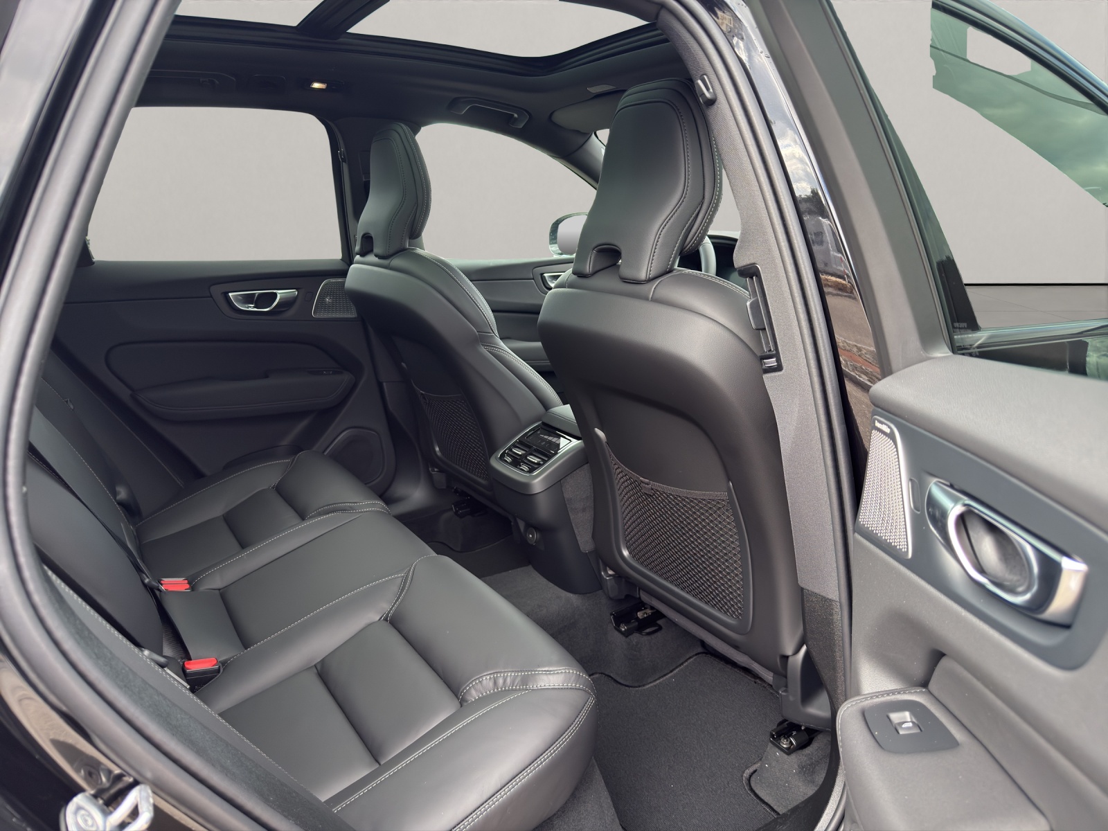 VOLVO XC60 2.0 B5 MH Ultra Dark AWD BLACK EDITION-image-12
