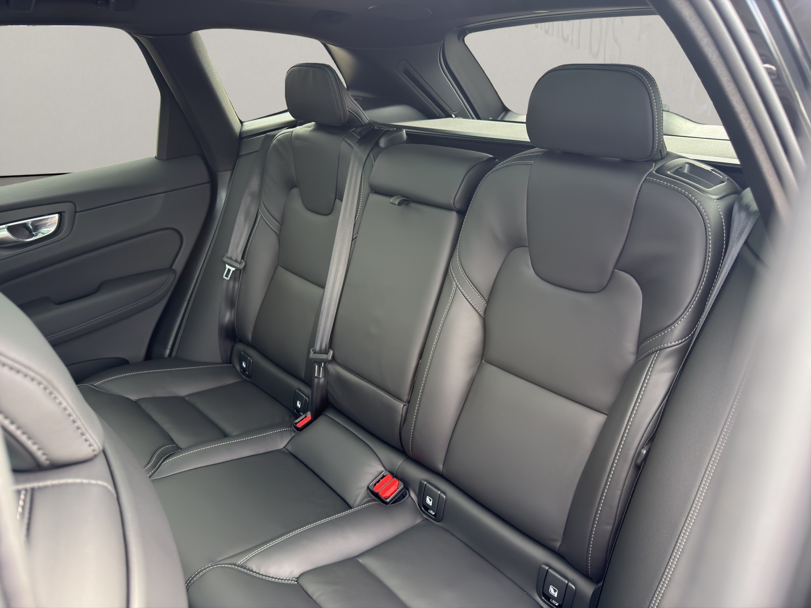 VOLVO XC60 2.0 B5 MH Ultra Dark AWD BLACK EDITION-image-13