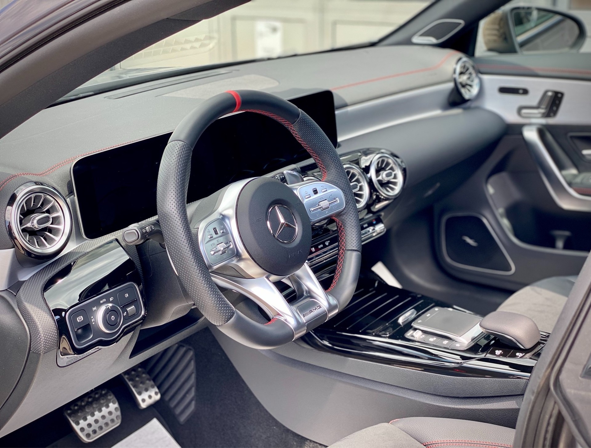 MERCEDES-BENZ CLA Shooting Brake 35 AMG 4Matic 7G-DCT - Véhicule Suisse (CH)-image-10