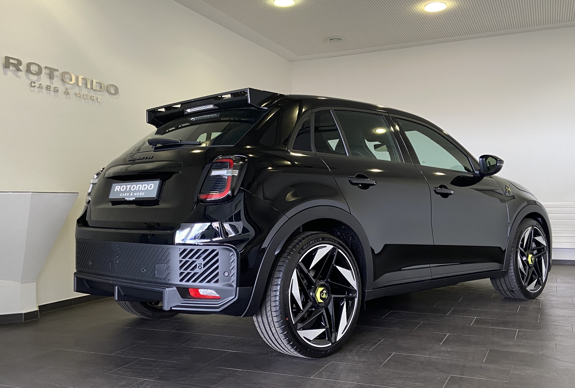 FIAT Abarth 600e Turismo-showroom-element-1