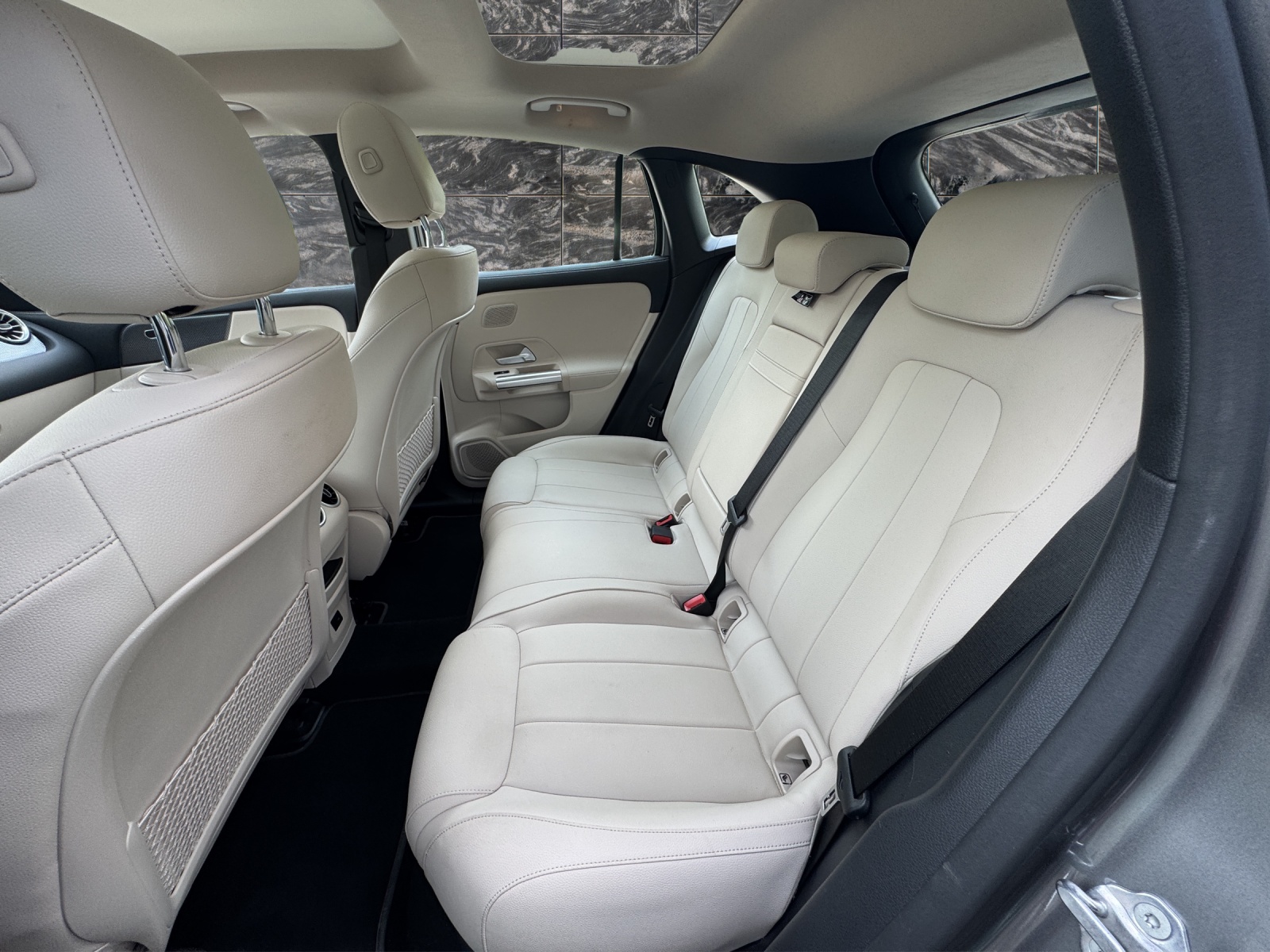 MERCEDES-BENZ EQA 350 4Matic-image-13