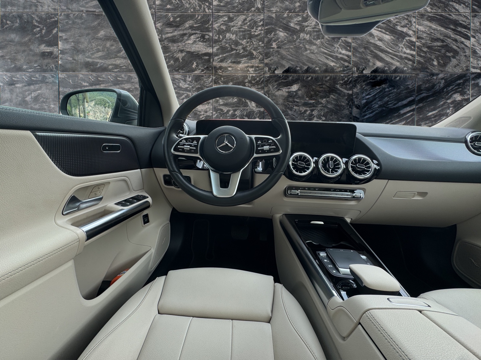 MERCEDES-BENZ EQA 350 4Matic-image-10