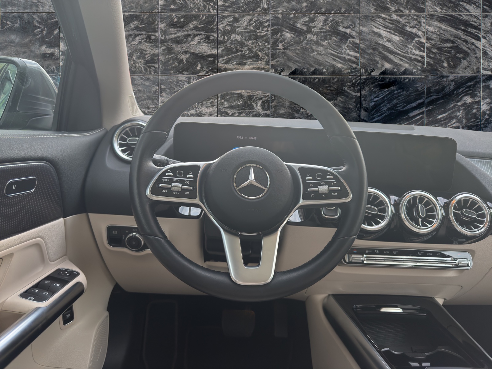 MERCEDES-BENZ EQA 350 4Matic-image-11