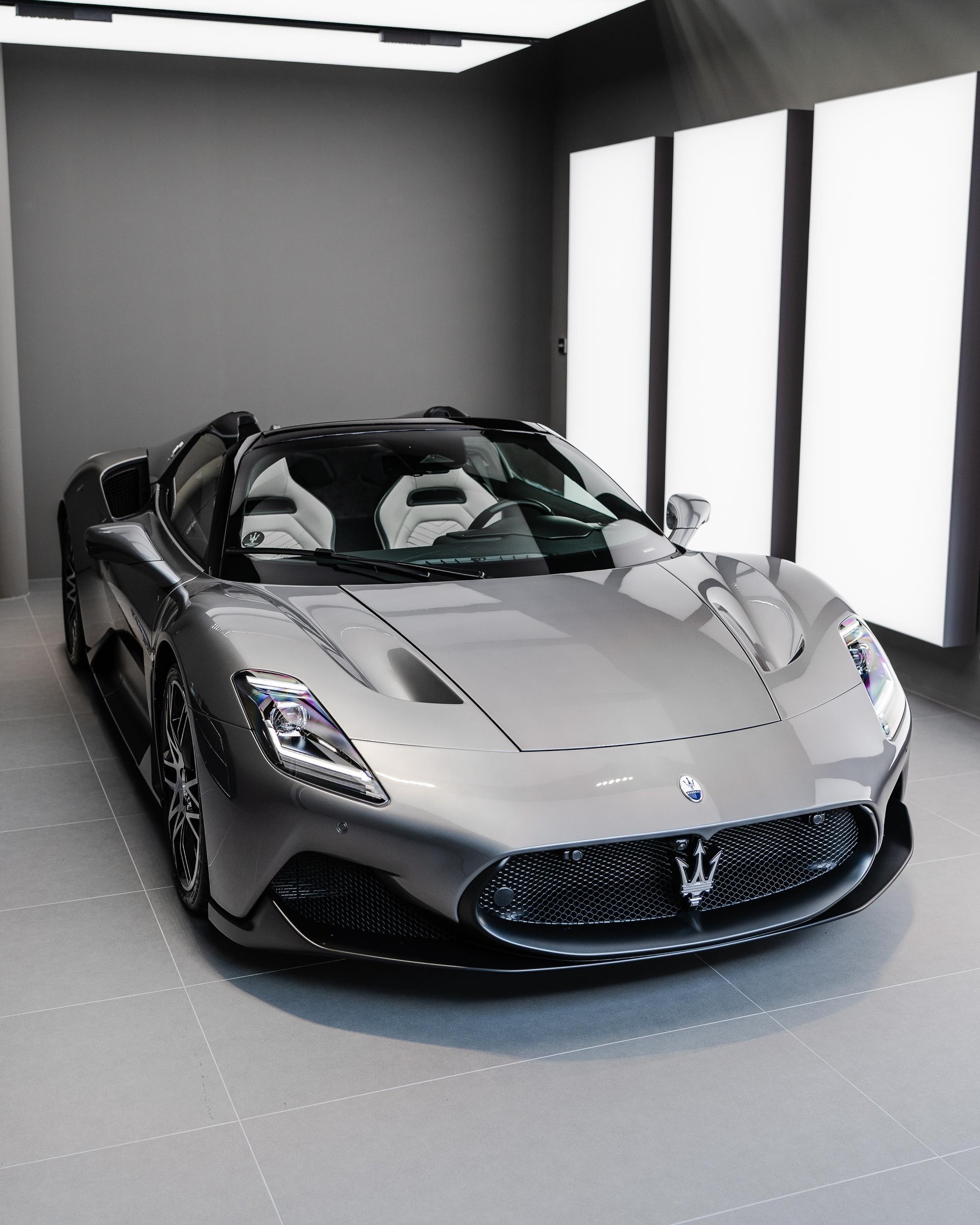 MASERATI MC20 Cielo - Grigio Mistero-image-1