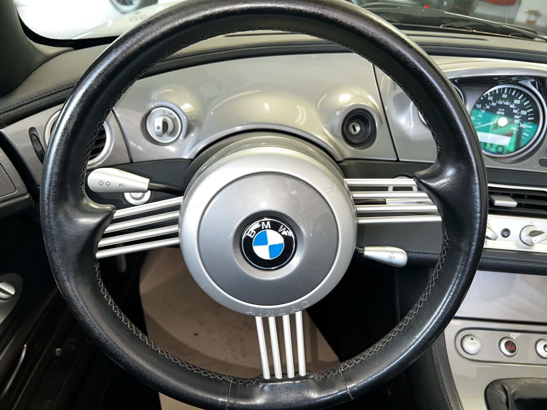 BMW Z8 Roadster-image-10