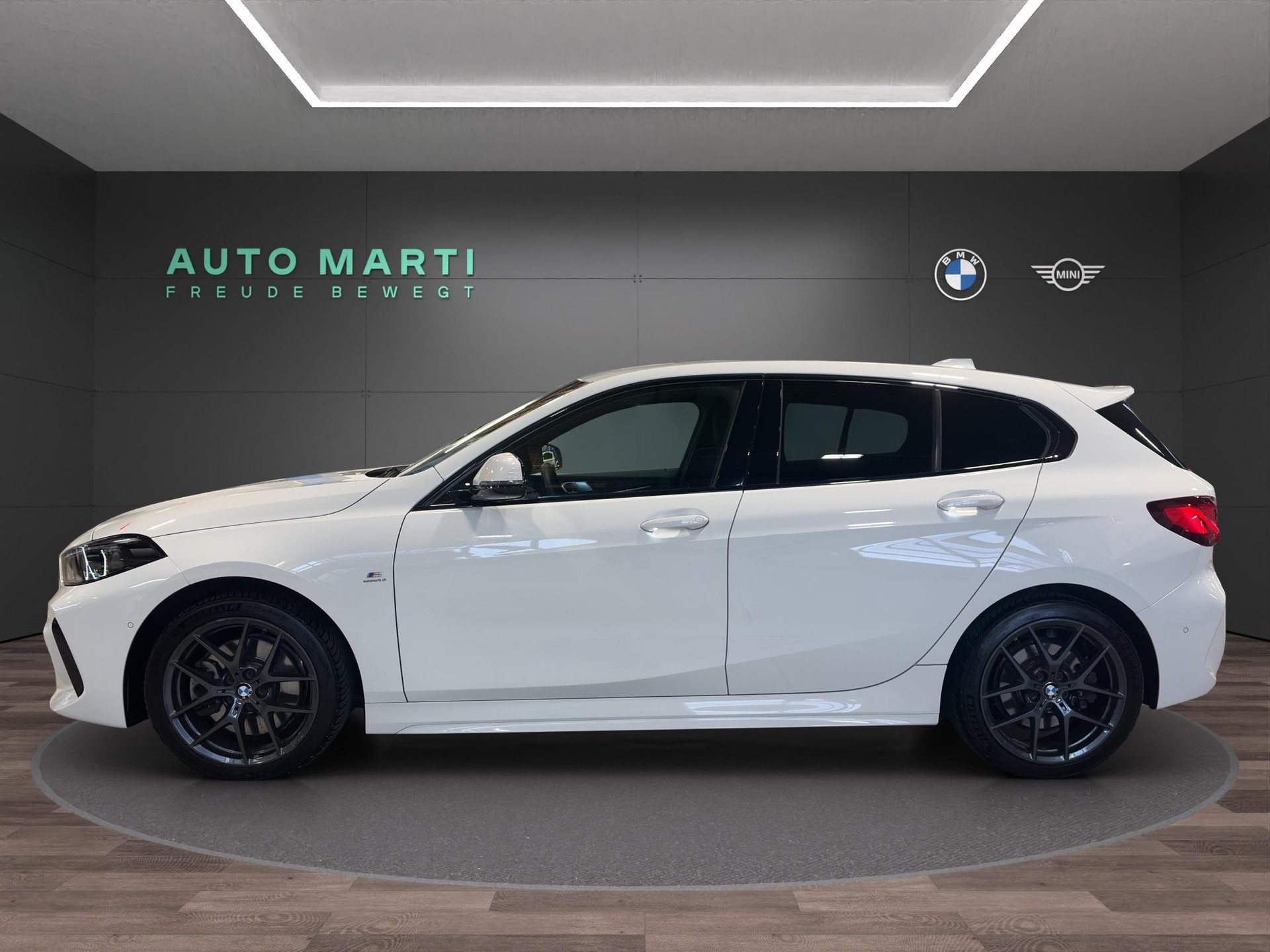 BMW 120d M Sport-showroom-element-1