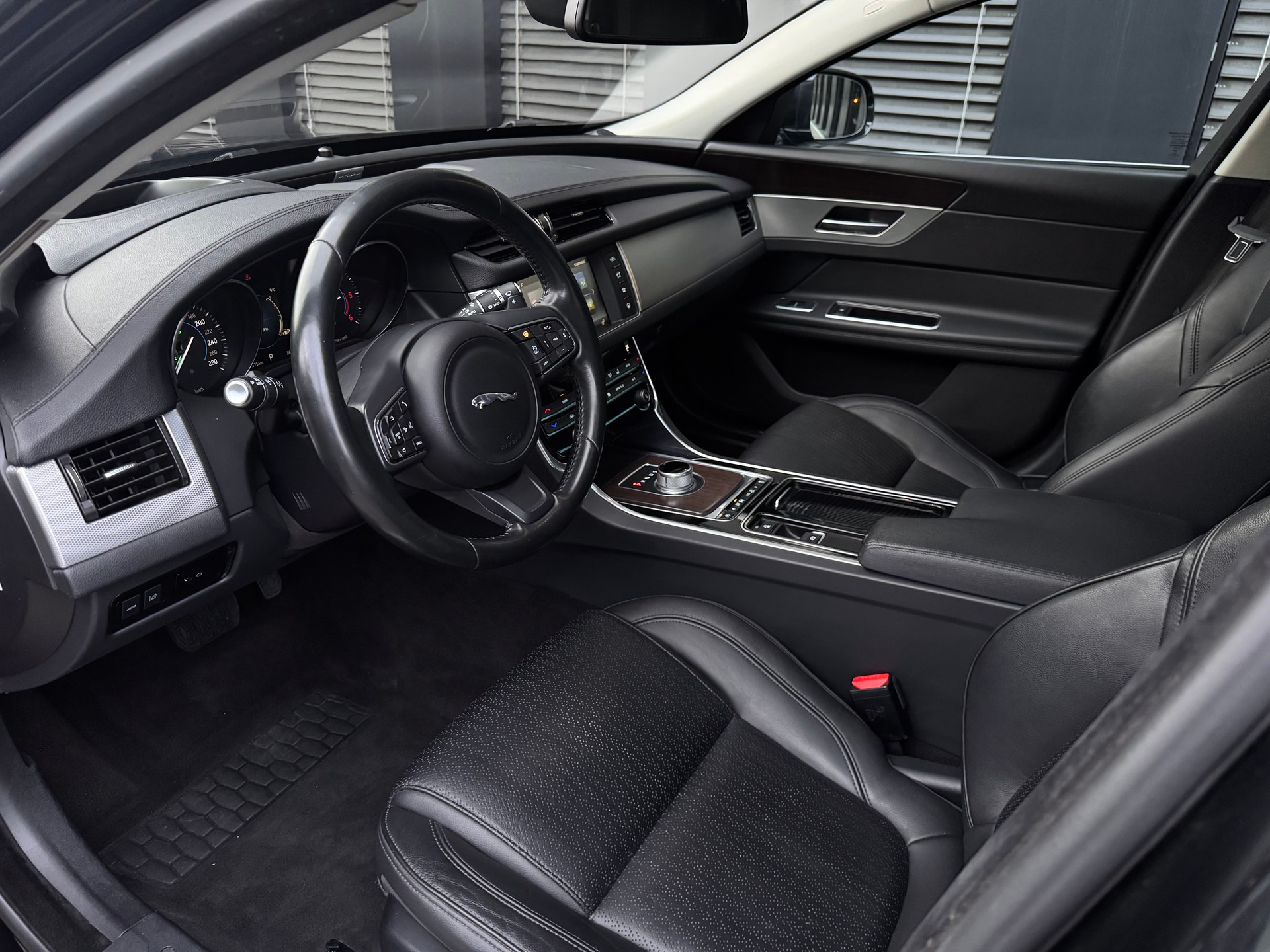 JAGUAR XF 20d Prestige Automatic-image-12