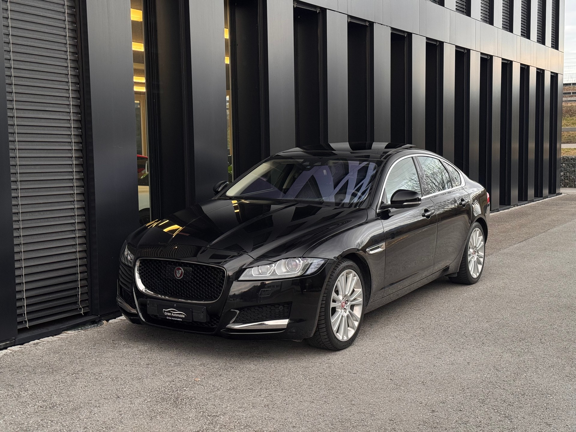 JAGUAR XF 20d Prestige Automatic-image-2