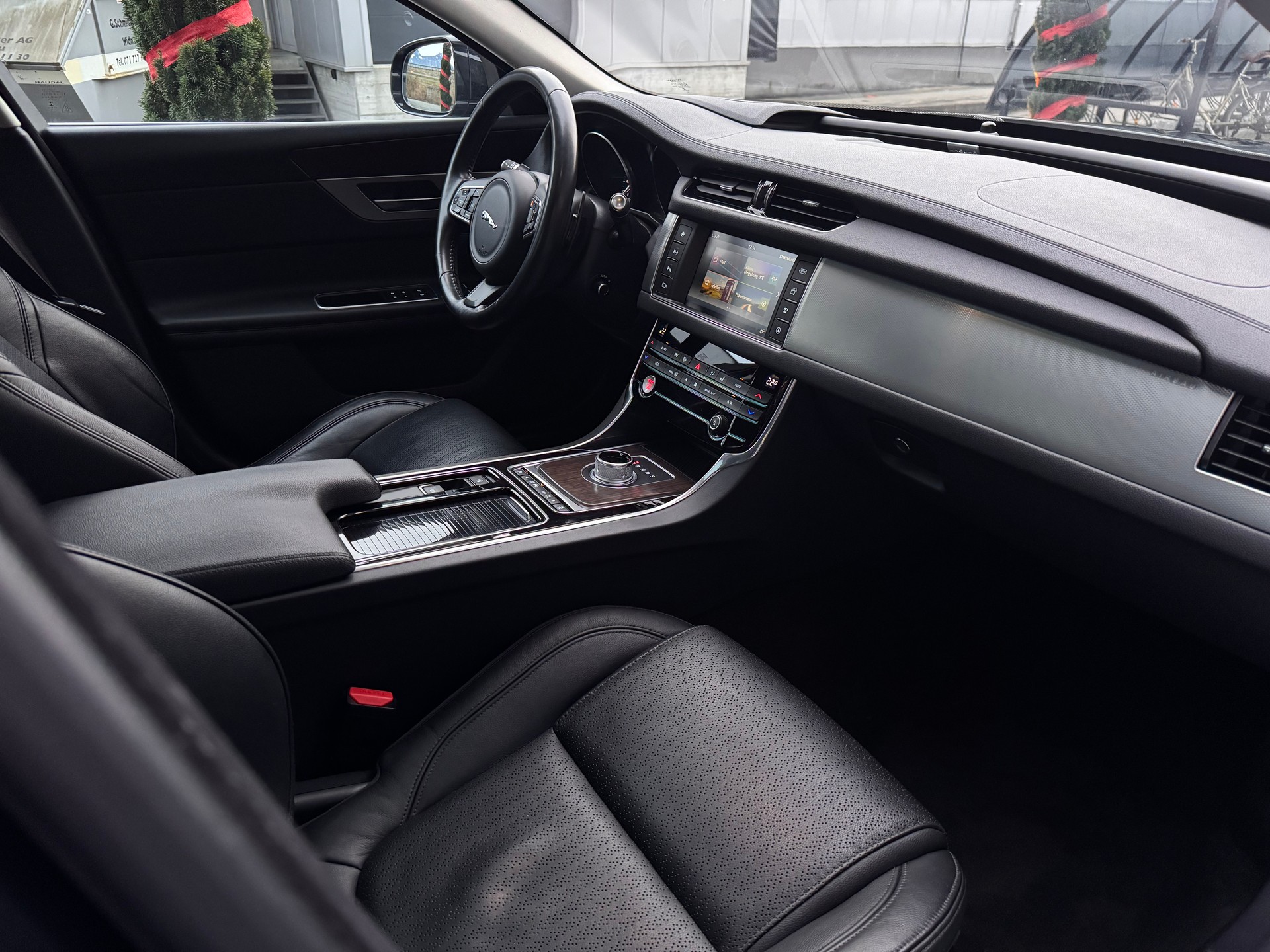 JAGUAR XF 20d Prestige Automatic-image-14