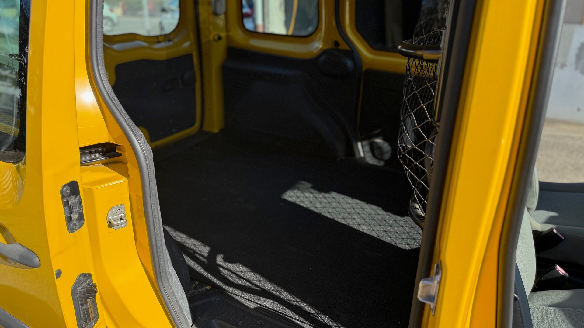 RENAULT Kangoo Medium 1.6 105 Business A ( Visite du jour-Garantie-Service à jour )-image-10