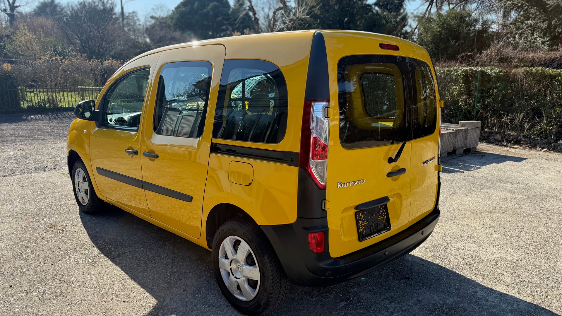 RENAULT Kangoo Medium 1.6 105 Business A ( Visite du jour-Garantie-Service à jour )-image-3