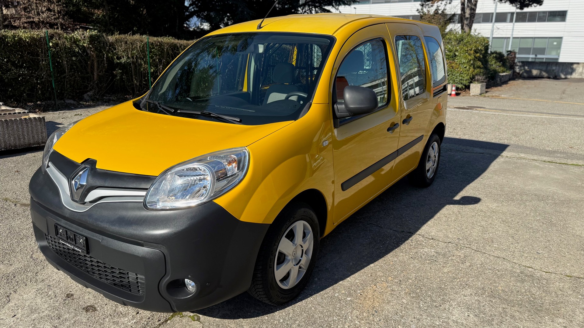 RENAULT Kangoo Medium 1.6 105 Business A ( Visite du jour-Garantie-Service à jour )-image-1