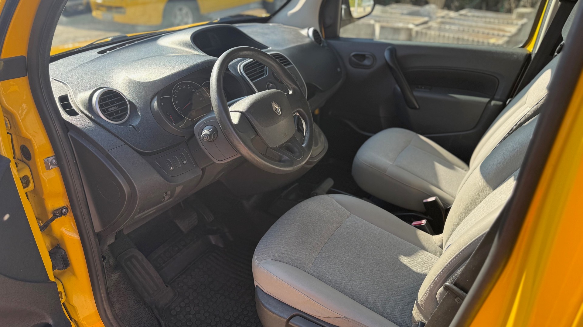 RENAULT Kangoo Medium 1.6 105 Business A ( Visite du jour-Garantie-Service à jour )-image-6