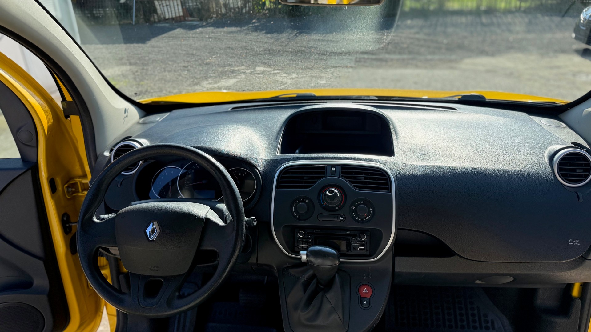 RENAULT Kangoo Medium 1.6 105 Business A ( Visite du jour-Garantie-Service à jour )-image-9