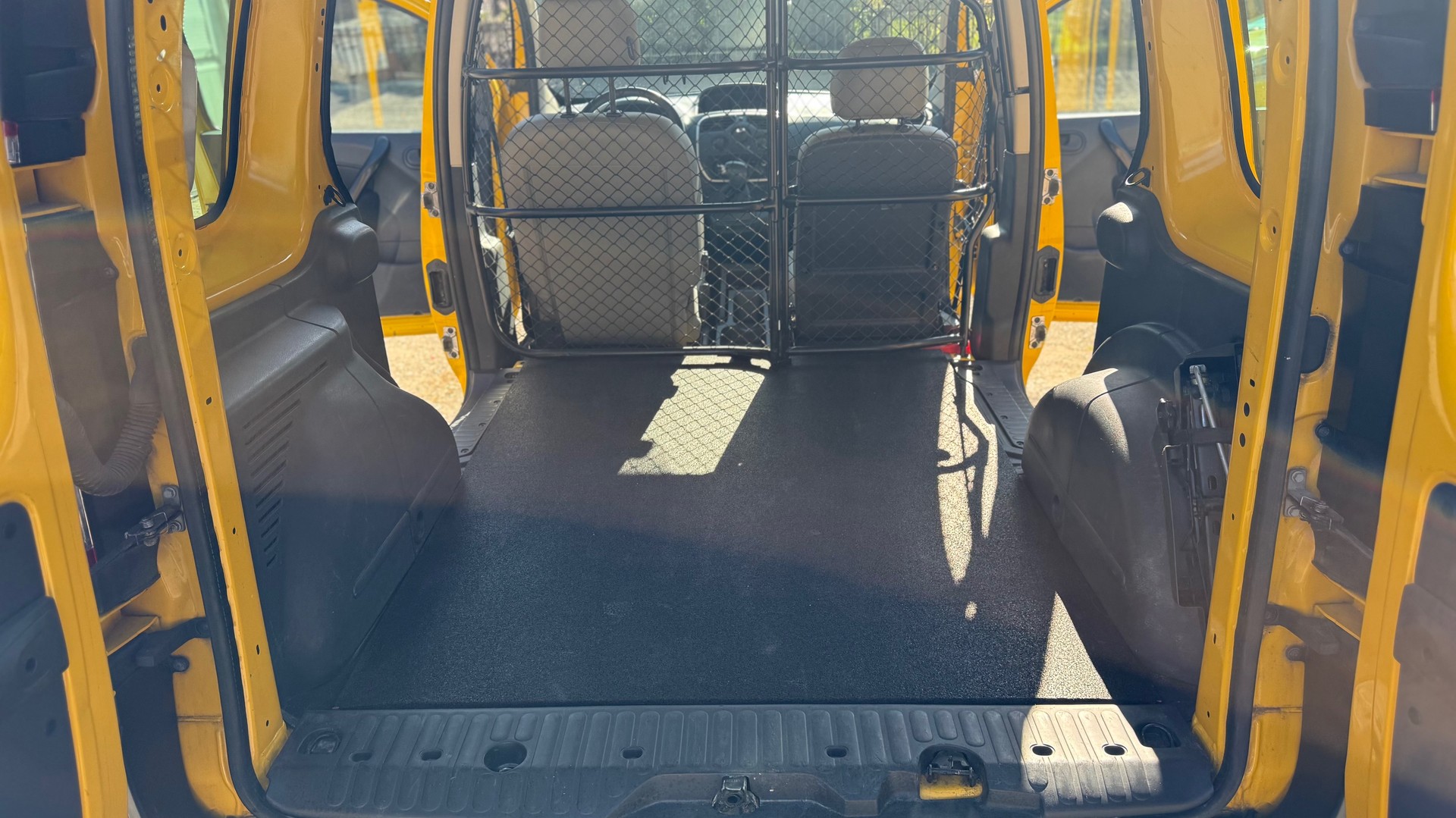 RENAULT Kangoo Medium 1.6 105 Business A ( Visite du jour-Garantie-Service à jour )-image-12