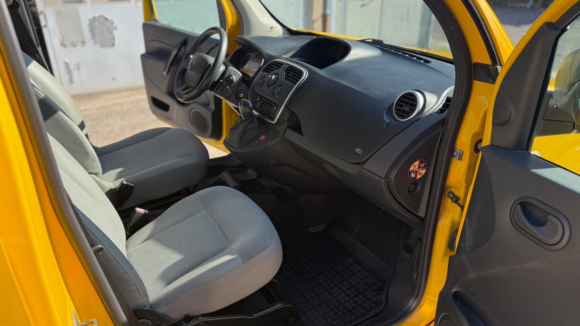 RENAULT Kangoo Medium 1.6 105 Business A ( Visite du jour-Garantie-Service à jour )-image-8