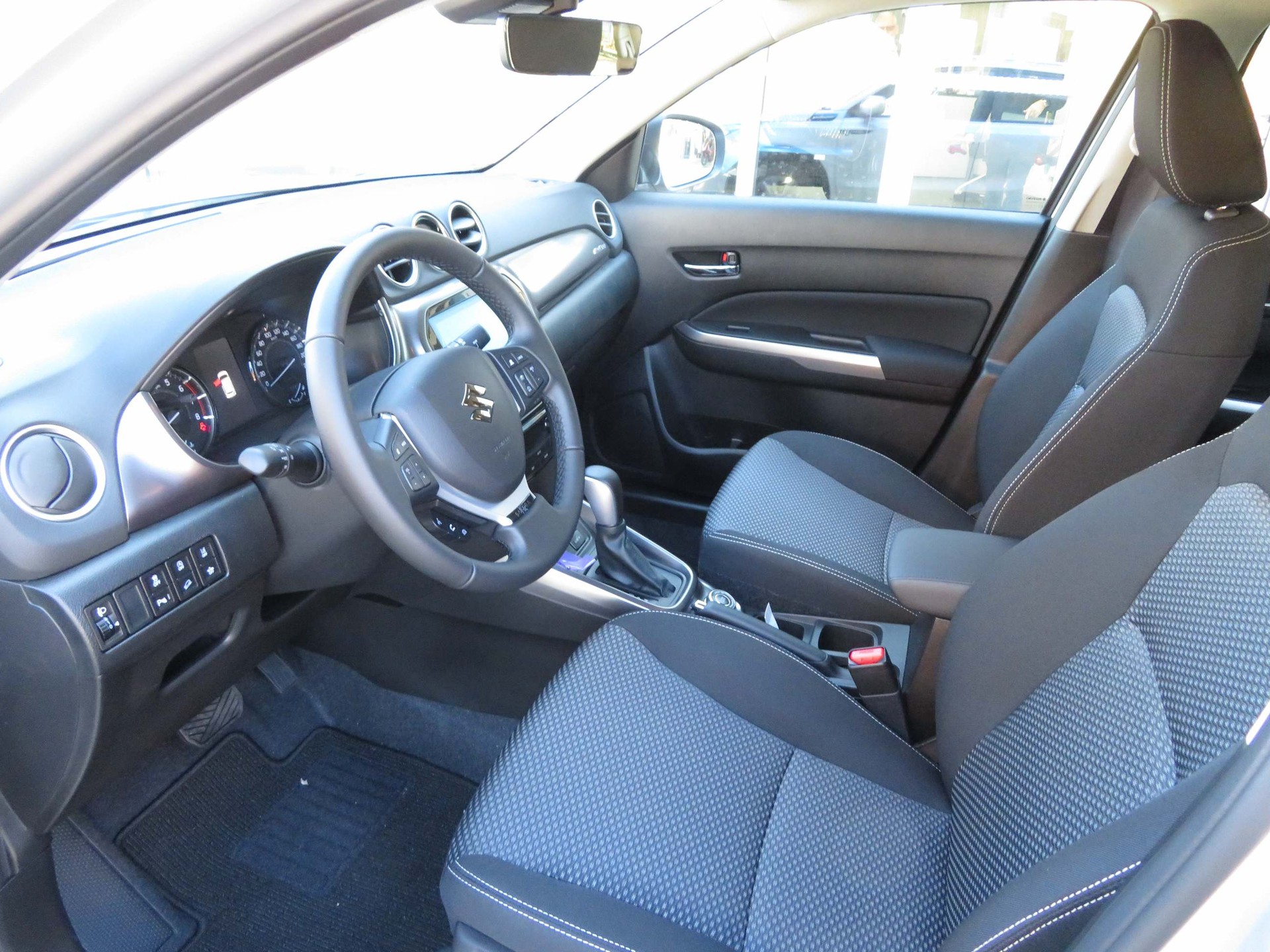 SUZUKI Vitara 1.4 T Sakura Hybrid 4x4-image-10