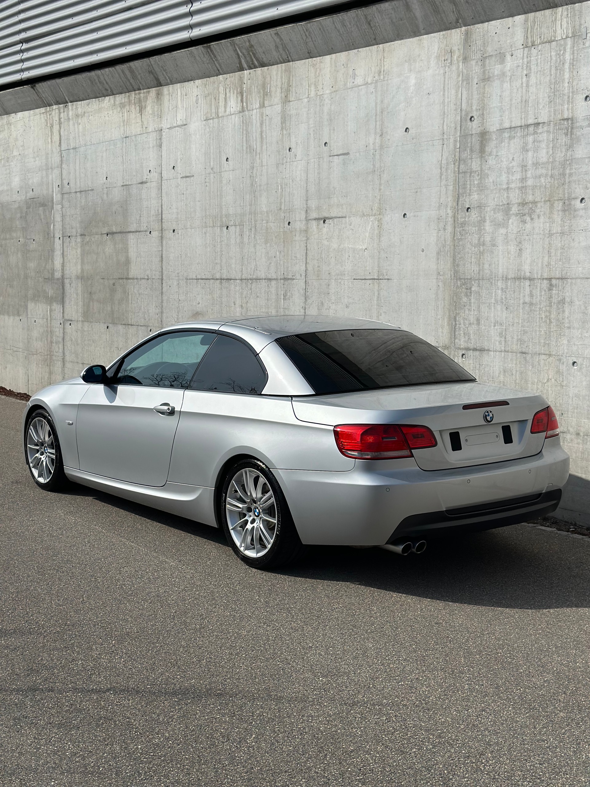 BMW 325i Cabriolet-image-1