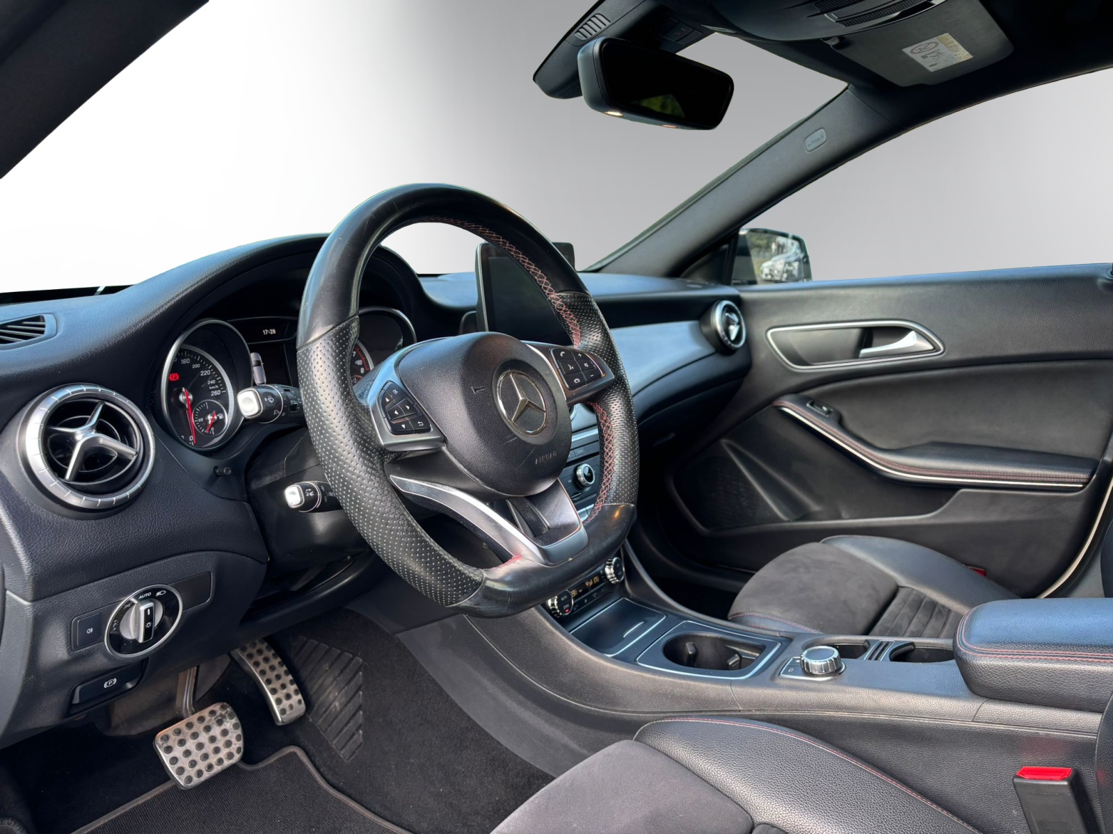 MERCEDES-BENZ CLA 250 AMG Line-image-6