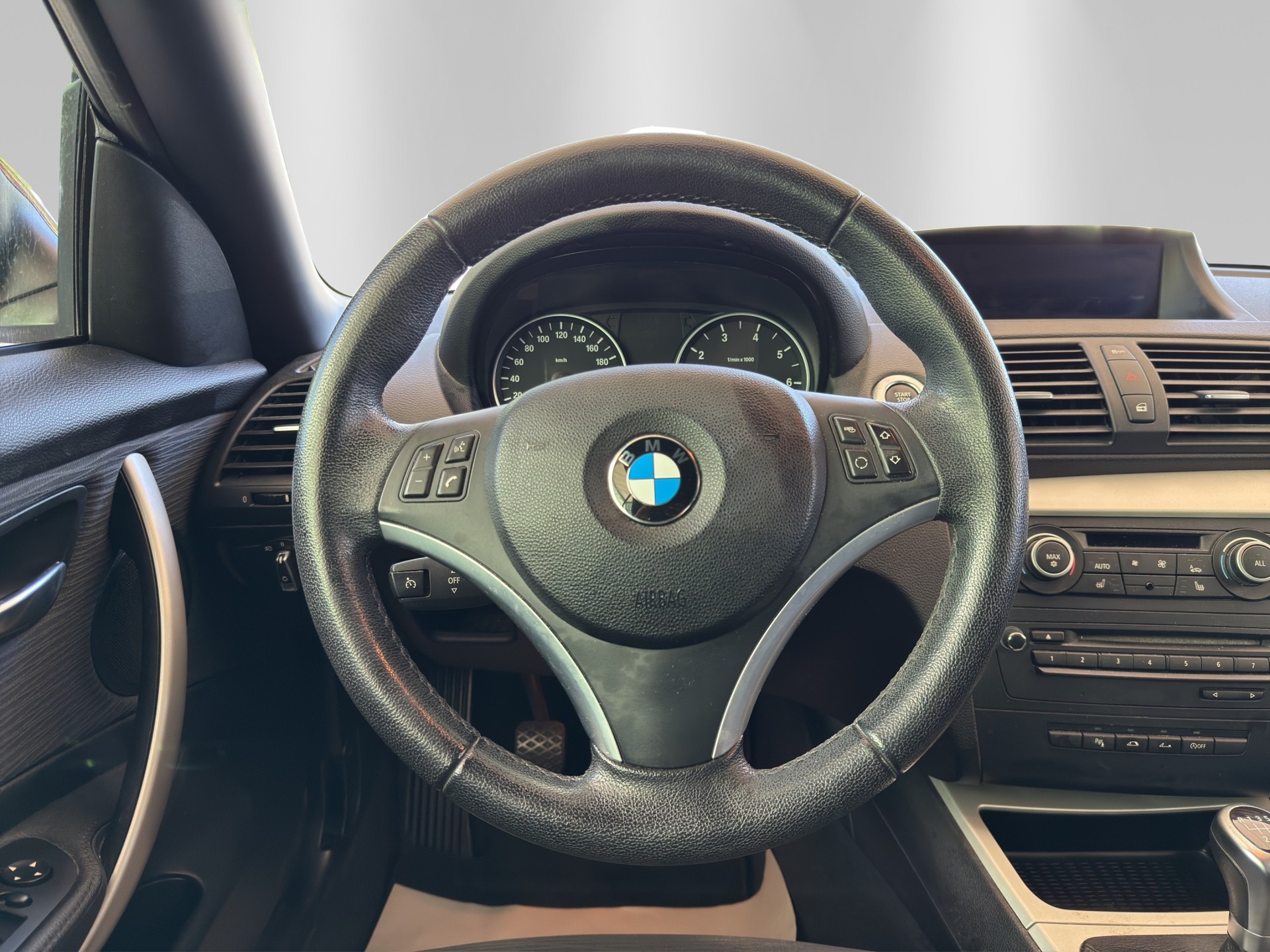 BMW 118i Cabrio-image-9