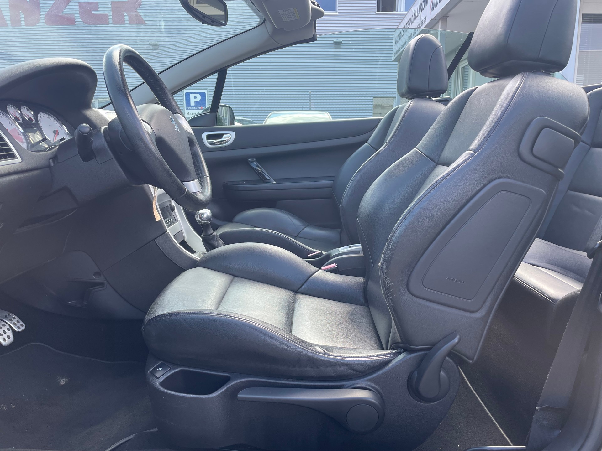 PEUGEOT 307 CC 2.0 16V Platinum Edition-image-8