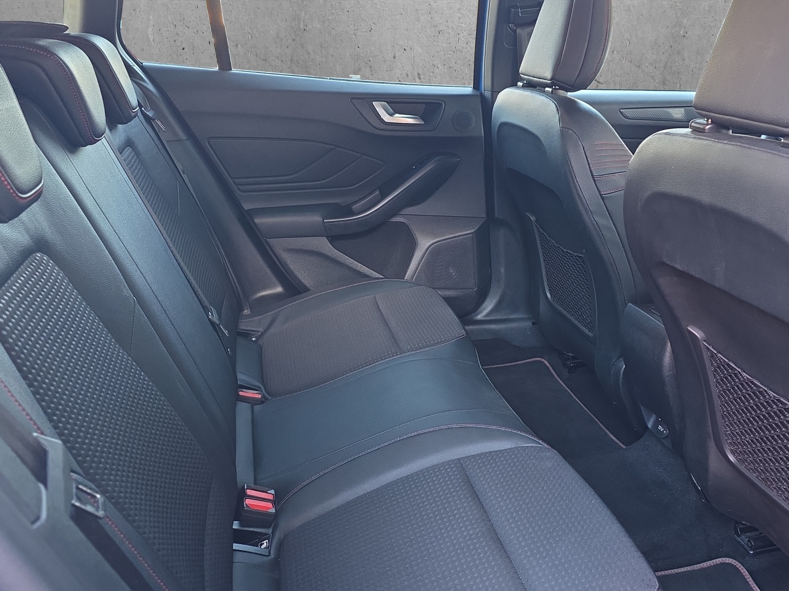 FORD Focus 2.0 TDCi ST Line Automatic-image-12