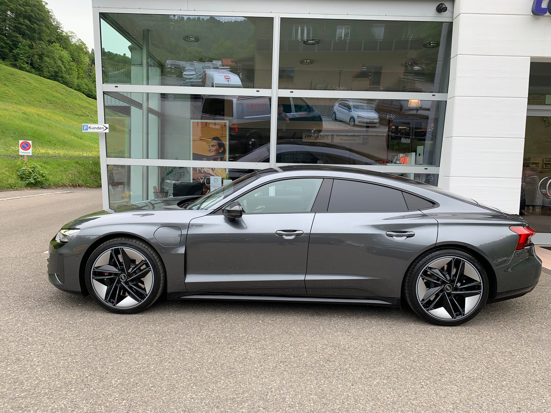 AUDI RS e-tron GT quattro-showroom-element-3