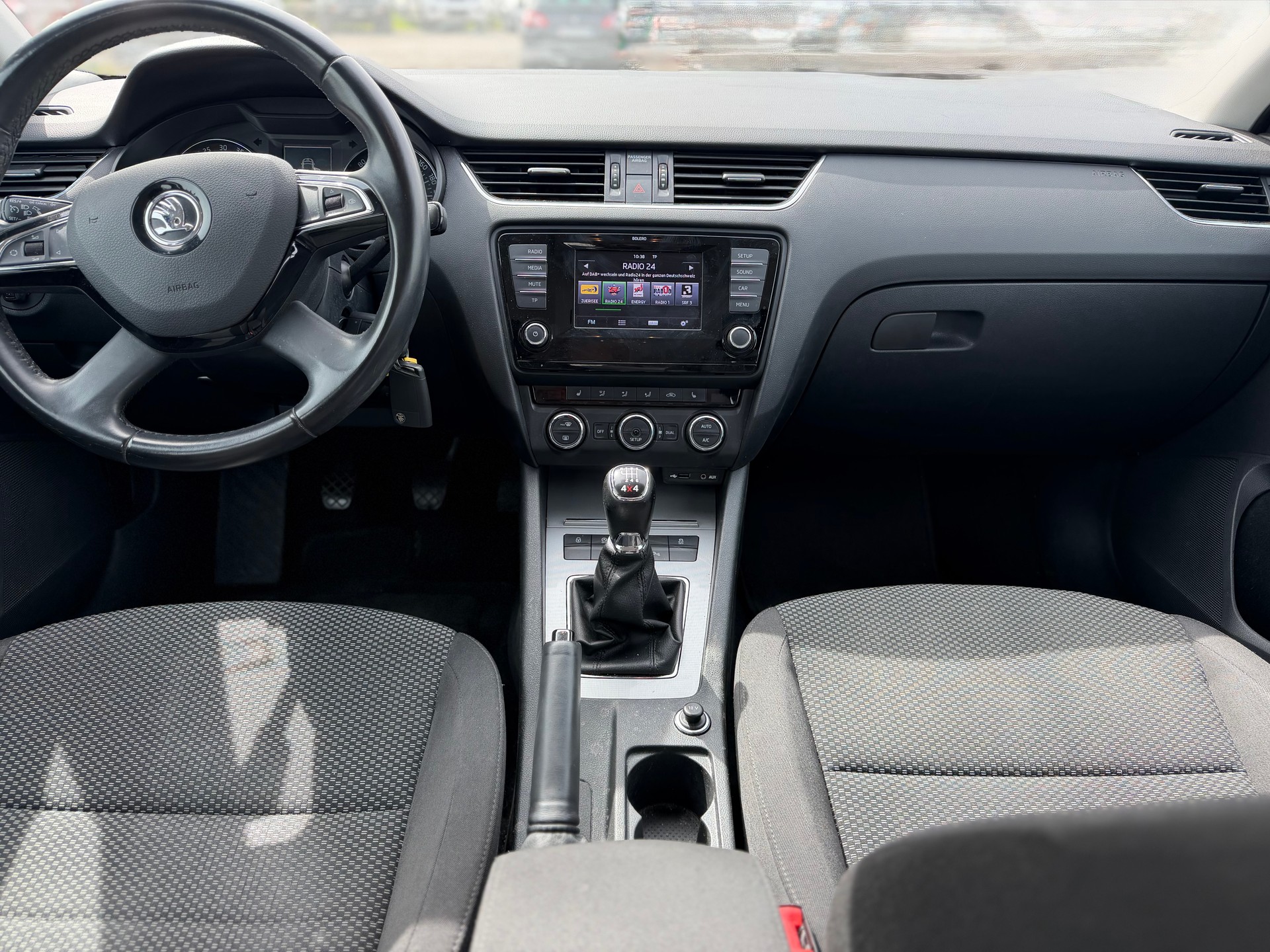 SKODA Octavia Combi 1.6 TDI Elegance 4x4-image-10